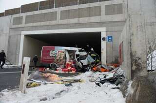 Schwerer Verkehrsunfall in Tunnel - Mann in Kleintransporter eingeklemmt 20130213-7630.jpg