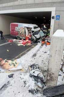 Schwerer Verkehrsunfall in Tunnel - Mann in Kleintransporter eingeklemmt 20130213-7632.jpg