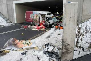 Schwerer Verkehrsunfall in Tunnel - Mann in Kleintransporter eingeklemmt 20130213-7633.jpg