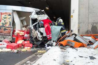 Schwerer Verkehrsunfall in Tunnel - Mann in Kleintransporter eingeklemmt 20130213-7636.jpg