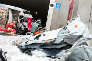 Schwerer Verkehrsunfall in Tunnel - Mann in Kleintransporter eingeklemmt 20130213-7638.jpg