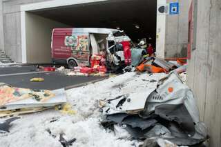 Schwerer Verkehrsunfall in Tunnel - Mann in Kleintransporter eingeklemmt 20130213-7640.jpg