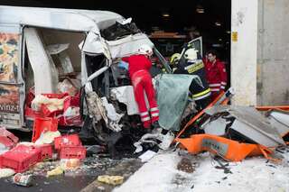 Schwerer Verkehrsunfall in Tunnel - Mann in Kleintransporter eingeklemmt 20130213-7642.jpg