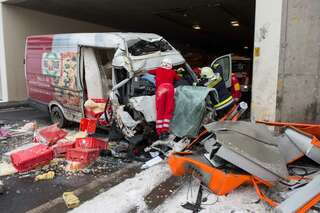 Schwerer Verkehrsunfall in Tunnel - Mann in Kleintransporter eingeklemmt 20130213-7644.jpg