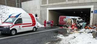 Schwerer Verkehrsunfall in Tunnel - Mann in Kleintransporter eingeklemmt 20130213-7652.jpg