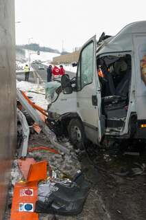 Schwerer Verkehrsunfall in Tunnel - Mann in Kleintransporter eingeklemmt 20130213-7671.jpg