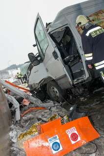 Schwerer Verkehrsunfall in Tunnel - Mann in Kleintransporter eingeklemmt 20130213-7677.jpg