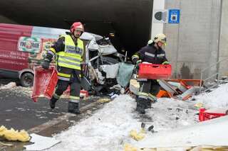 Schwerer Verkehrsunfall in Tunnel - Mann in Kleintransporter eingeklemmt 20130213-7680.jpg