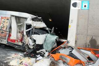 Schwerer Verkehrsunfall in Tunnel - Mann in Kleintransporter eingeklemmt 20130213-7699.jpg