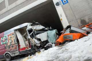 Schwerer Verkehrsunfall in Tunnel - Mann in Kleintransporter eingeklemmt 20130213-7701.jpg