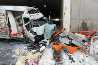 Schwerer Verkehrsunfall in Tunnel - Mann in Kleintransporter eingeklemmt 20130213-7702.jpg