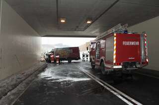 Schwerer Verkehrsunfall in Tunnel - Mann in Kleintransporter eingeklemmt 20130213-7704.jpg