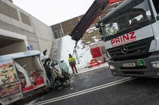 Schwerer Verkehrsunfall in Tunnel - Mann in Kleintransporter eingeklemmt 20130213-7708.jpg