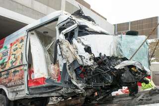 Schwerer Verkehrsunfall in Tunnel - Mann in Kleintransporter eingeklemmt 20130213-7714.jpg