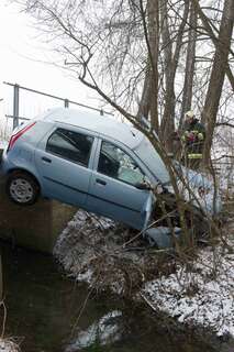 Fahrzeug stürzt über Brücke 20130222-8067.jpg