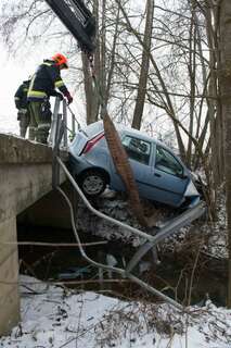 Fahrzeug stürzt über Brücke 20130222-8077.jpg