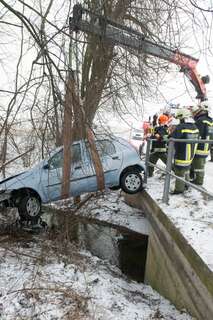 Fahrzeug stürzt über Brücke 20130222-8080.jpg