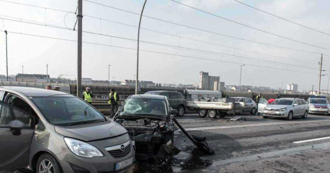 Titelbild: Unfall mit sechs beteiligten Fahrzeugen