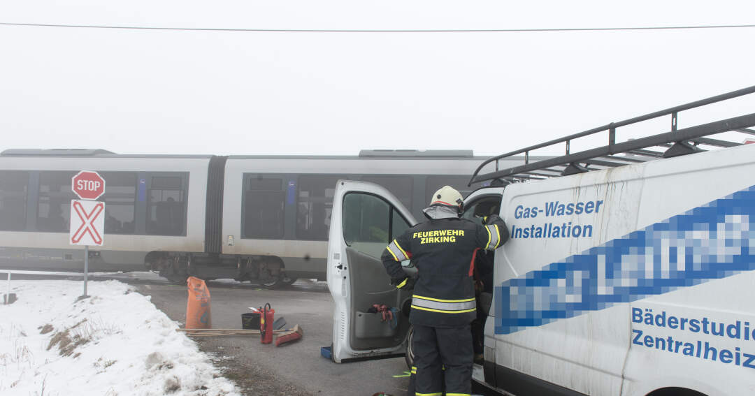 Titelbild: Kleinbus kollidierte mit Zug - 150 Schüler unverletzt