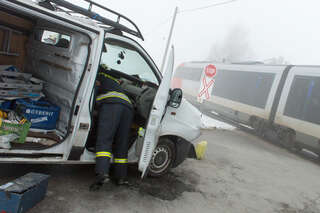 Kleinbus kollidierte mit Zug - 150 Schüler unverletzt 20130227-8880.jpg