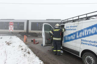 Kleinbus kollidierte mit Zug - 150 Schüler unverletzt 20130227-8882.jpg