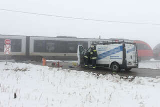 Kleinbus kollidierte mit Zug - 150 Schüler unverletzt 20130227-8884.jpg