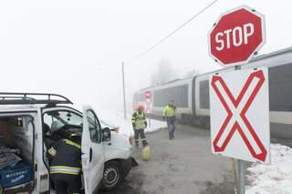 Kleinbus kollidierte mit Zug - 150 Schüler unverletzt 20130227-8890.jpg