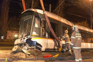 Rettung krachte gegen Straßenbahn 20130302-9416.jpg
