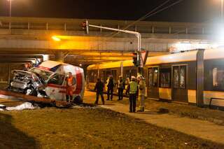 Rettung krachte gegen Straßenbahn 20130302-9419.jpg