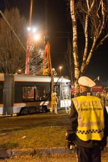 Rettung krachte gegen Straßenbahn 20130302-9421.jpg