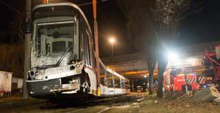 Rettung krachte gegen Straßenbahn 20130302-9440.jpg