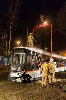 Rettung krachte gegen Straßenbahn 20130302-9444.jpg