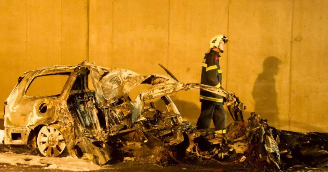 Titelbild: Frontal in Tunnelportal gekracht: Lenker Tot - Fahrzeug ausgebrannt