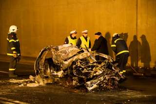 Frontal in Tunnelportal gekracht: Lenker Tot - Fahrzeug ausgebrannt 20120303-9025.jpg