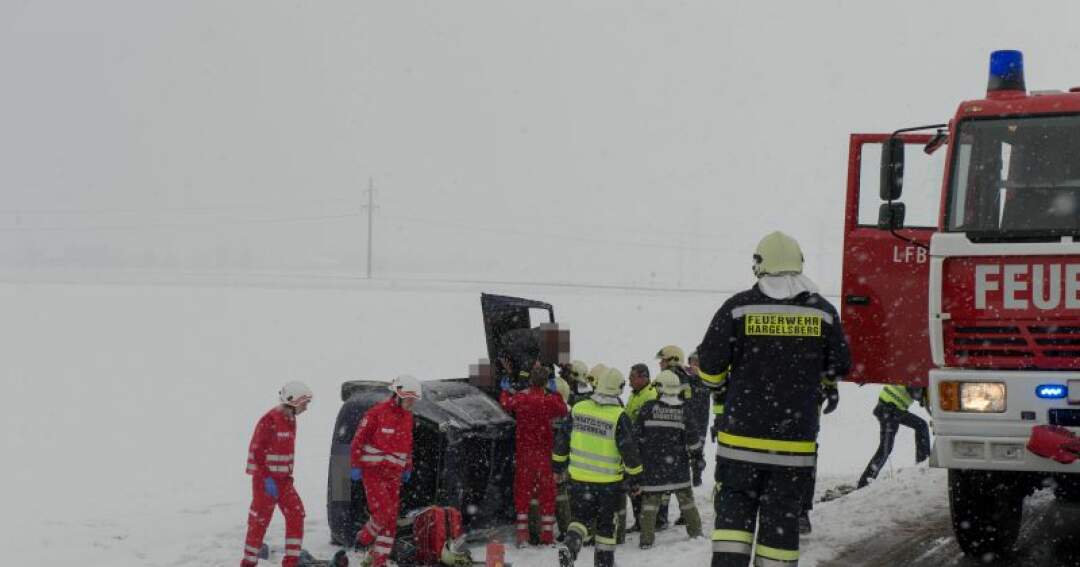 Titelbild: Feuerwehr hilft Lenkerin aus Unfallfahrzeug