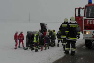 Feuerwehr hilft Lenkerin aus Unfallfahrzeug 20130314-0406.jpg