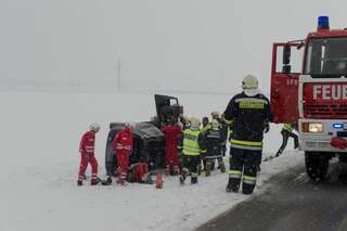 Feuerwehr hilft Lenkerin aus Unfallfahrzeug 20130314-0409.jpg