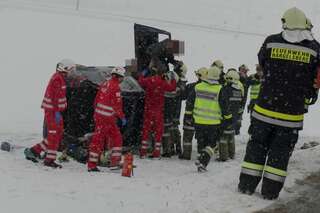 Feuerwehr hilft Lenkerin aus Unfallfahrzeug 20130314-0411.jpg