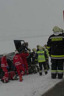 Feuerwehr hilft Lenkerin aus Unfallfahrzeug 20130314-0413.jpg