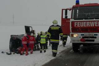 Feuerwehr hilft Lenkerin aus Unfallfahrzeug 20130314-0415.jpg