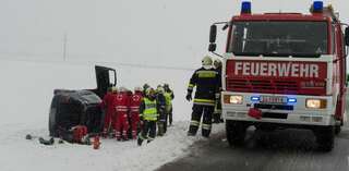 Feuerwehr hilft Lenkerin aus Unfallfahrzeug 20130314-0419.jpg