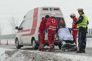 Feuerwehr hilft Lenkerin aus Unfallfahrzeug 20130314-0426.jpg