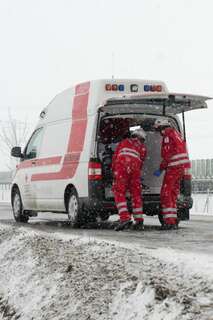 Feuerwehr hilft Lenkerin aus Unfallfahrzeug 20130314-0427.jpg