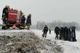 Feuerwehr hilft Lenkerin aus Unfallfahrzeug 20130314-0429.jpg