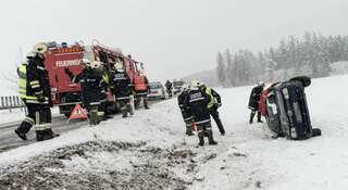 Feuerwehr hilft Lenkerin aus Unfallfahrzeug 20130314-0430.jpg