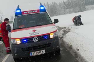 Feuerwehr hilft Lenkerin aus Unfallfahrzeug 20130314-0431.jpg