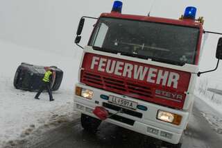 Feuerwehr hilft Lenkerin aus Unfallfahrzeug 20130314-0437.jpg