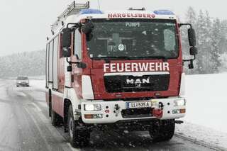 Feuerwehr hilft Lenkerin aus Unfallfahrzeug 20130314-0439.jpg
