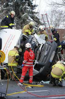 Arbeiter nach Unfall im Firmenbus eingeklemmt 20130315-0199.jpg