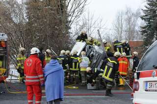 Arbeiter nach Unfall im Firmenbus eingeklemmt 20130315-0205.jpg